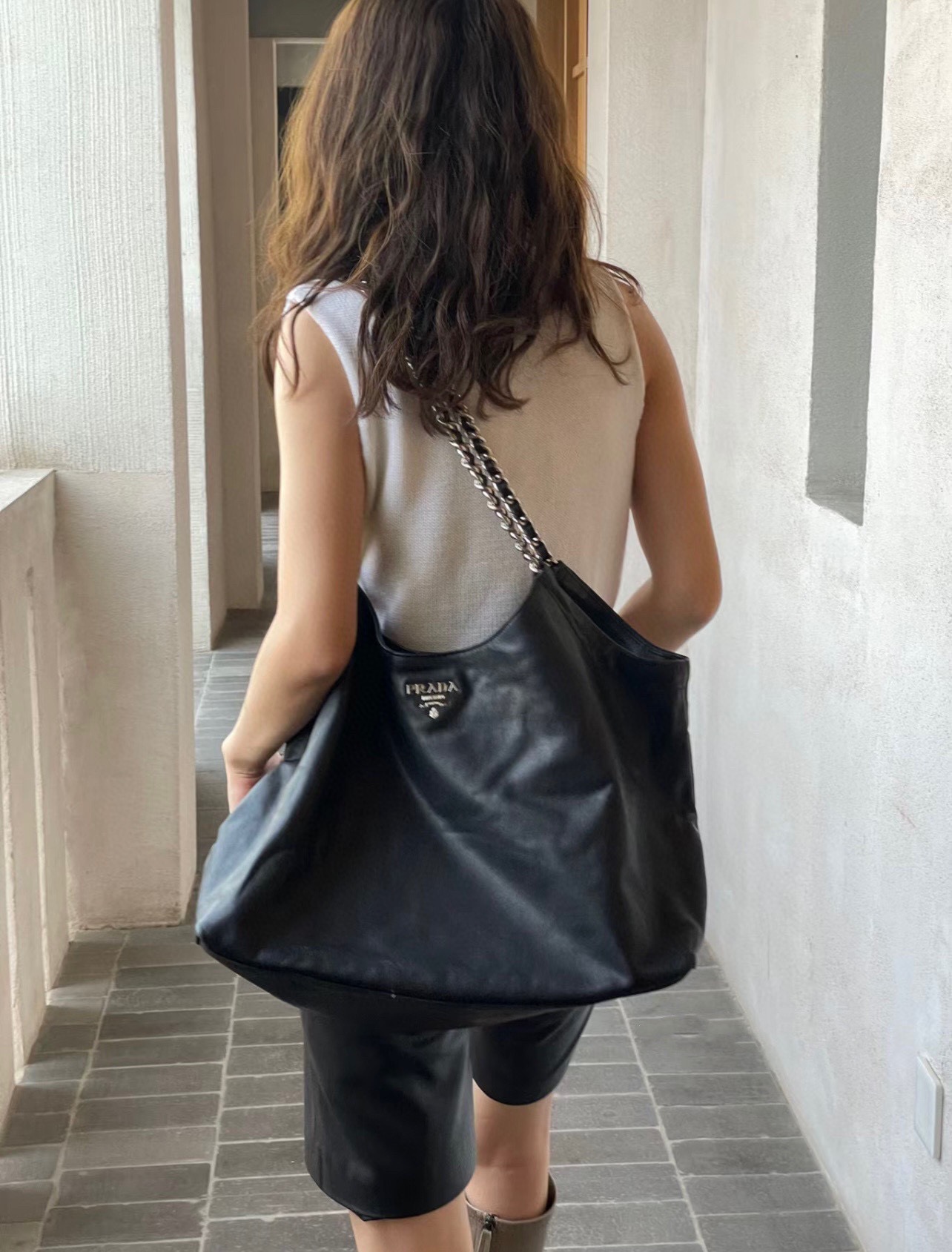 PRADA 프라다 FW2023 클래식 블랙 소가죽 체인 숄더백 6