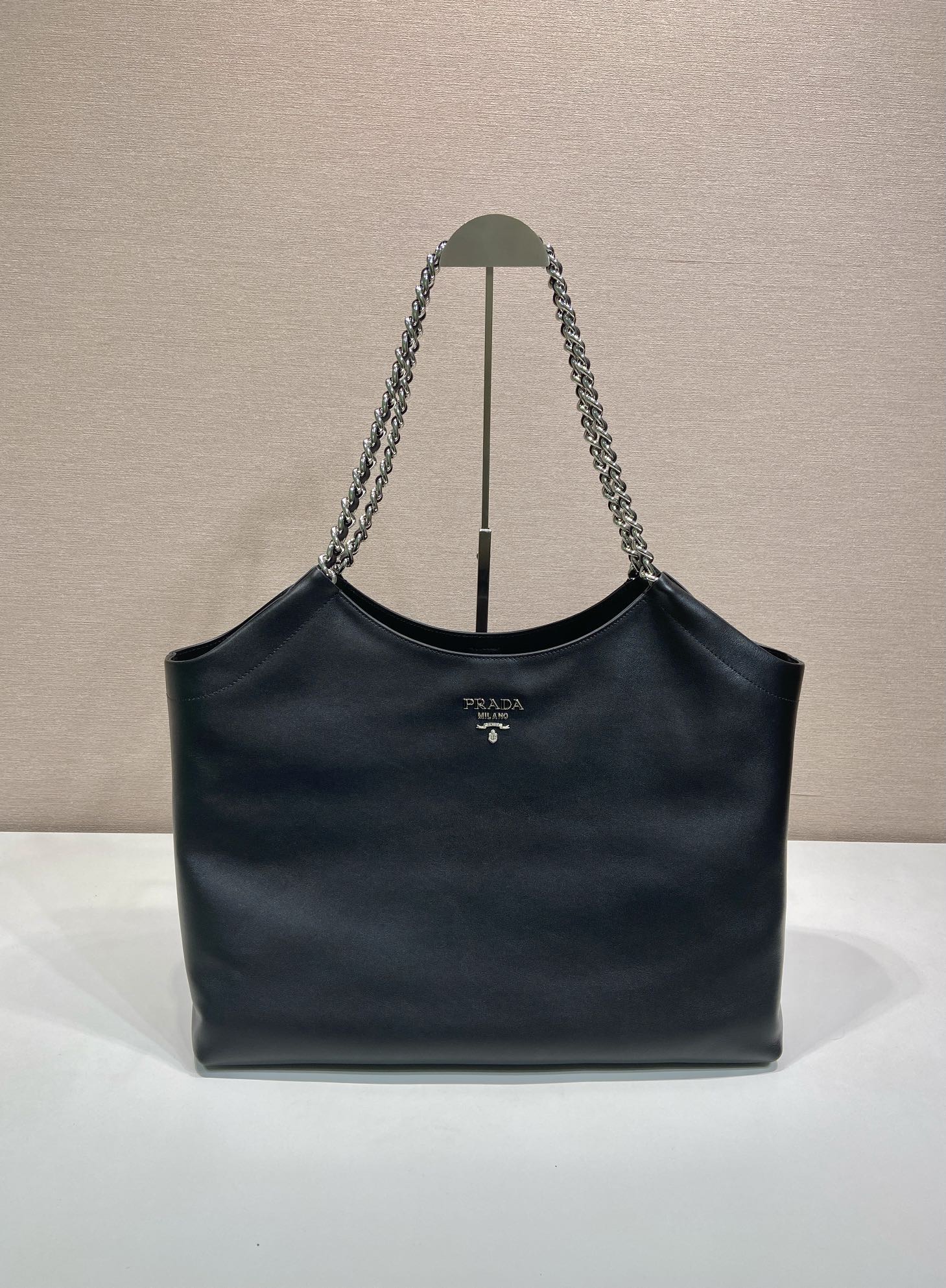 PRADA 프라다 FW2023 클래식 블랙 소가죽 체인 숄더백 7