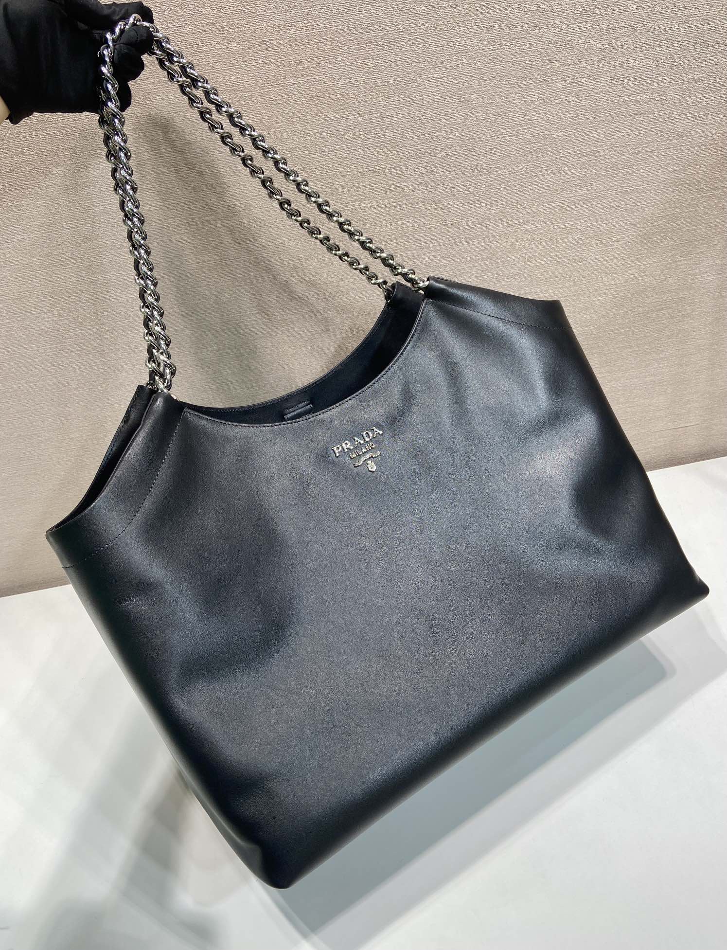 PRADA 프라다 FW2023 클래식 블랙 소가죽 체인 숄더백 9