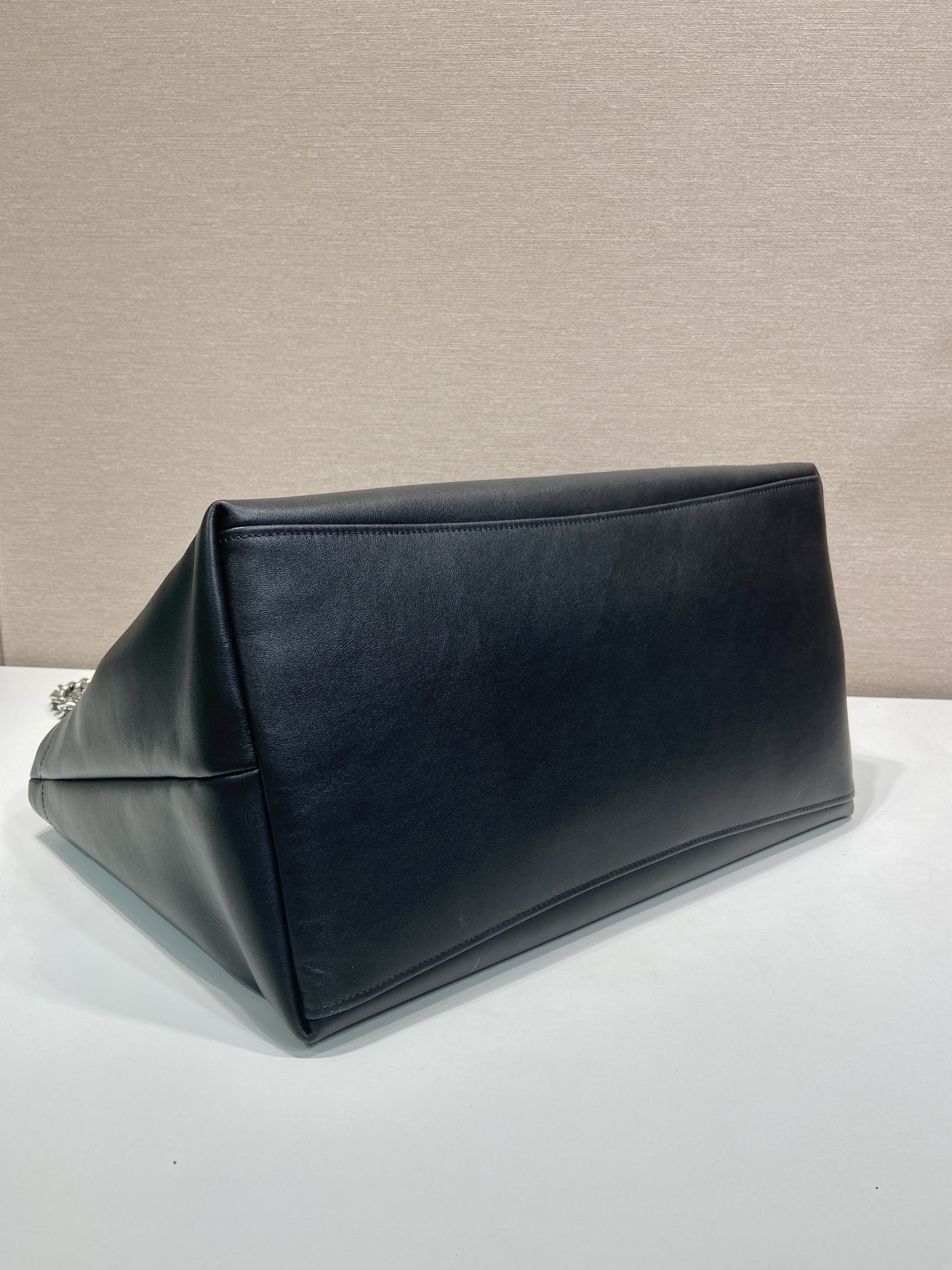 PRADA 프라다 FW2023 클래식 블랙 소가죽 체인 숄더백 11