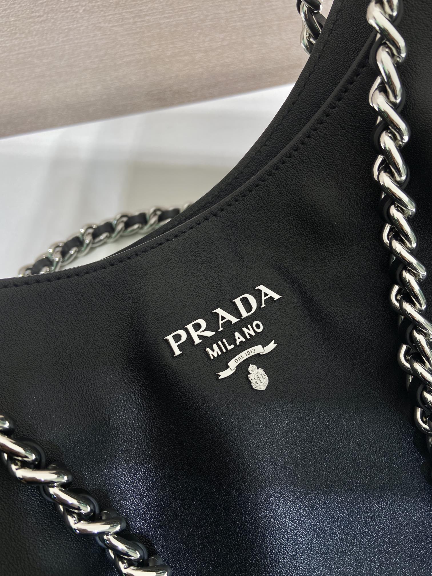 PRADA 프라다 FW2023 클래식 블랙 소가죽 체인 숄더백 13
