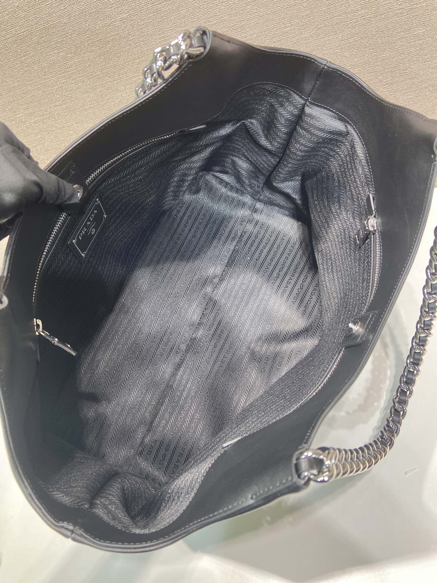 PRADA 프라다 FW2023 클래식 블랙 소가죽 체인 숄더백 14