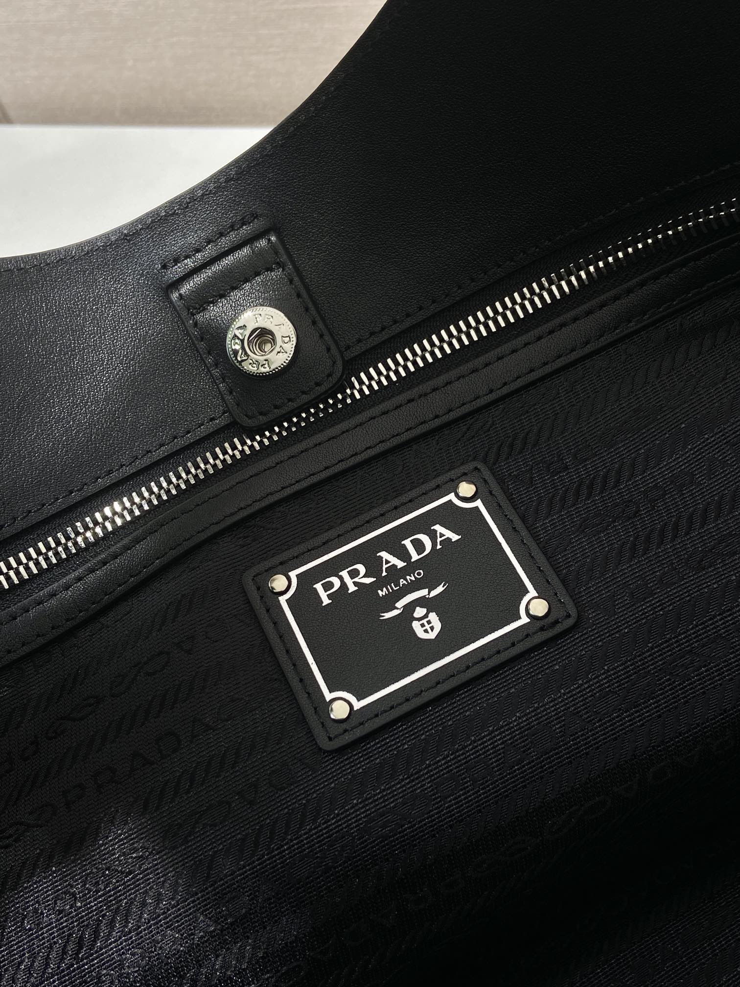 PRADA 프라다 FW2023 클래식 블랙 소가죽 체인 숄더백 15