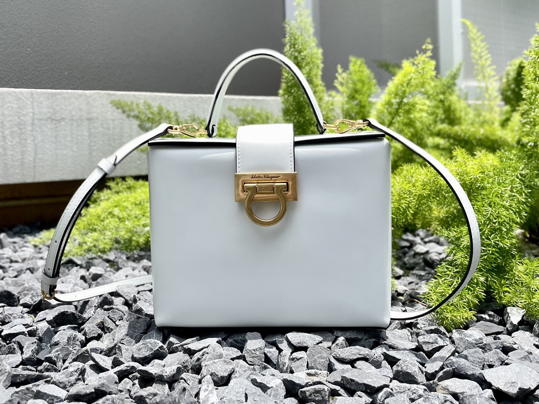 SALVATORE FERRAGAMO 살바토레 페라가모 FW2023 트리폴리오 가방 1