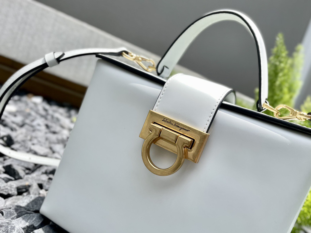 SALVATORE FERRAGAMO 살바토레 페라가모 FW2023 트리폴리오 가방 2