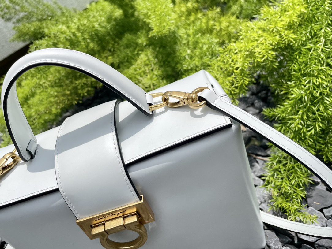 SALVATORE FERRAGAMO 살바토레 페라가모 FW2023 트리폴리오 가방 3