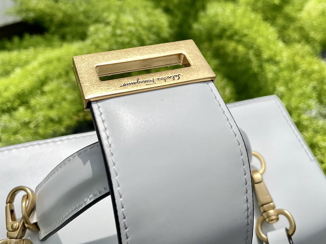 SALVATORE FERRAGAMO 살바토레 페라가모 FW2023 트리폴리오 가방 4