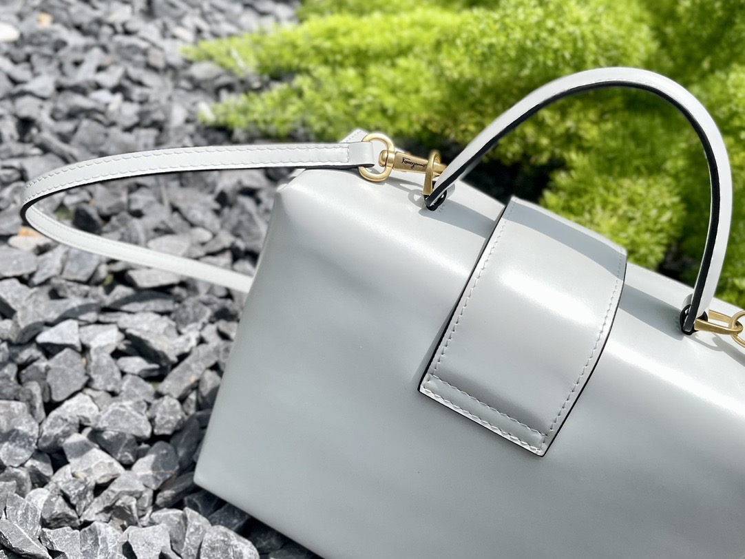 SALVATORE FERRAGAMO 살바토레 페라가모 FW2023 트리폴리오 가방 5