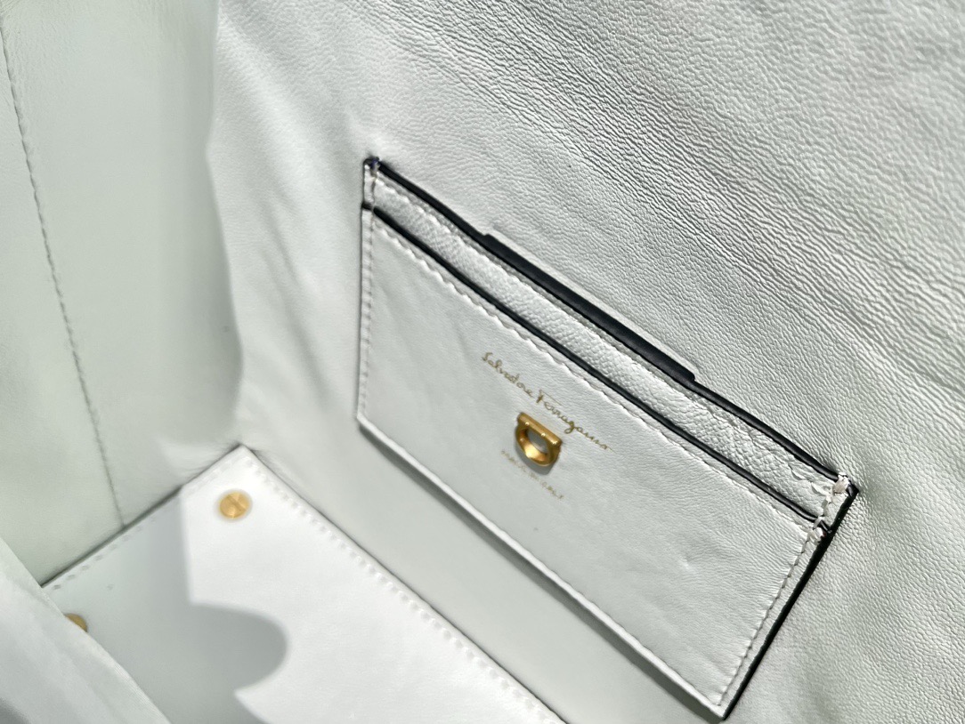 SALVATORE FERRAGAMO 살바토레 페라가모 FW2023 트리폴리오 가방 6