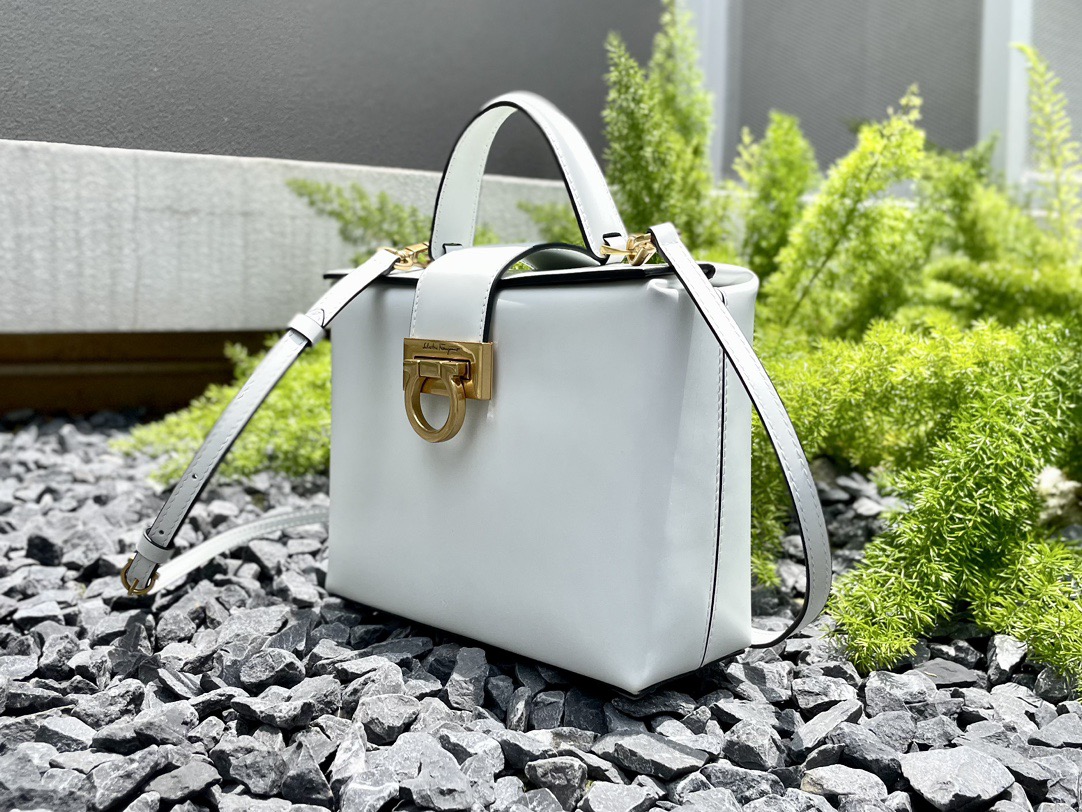 SALVATORE FERRAGAMO 살바토레 페라가모 FW2023 트리폴리오 가방 7