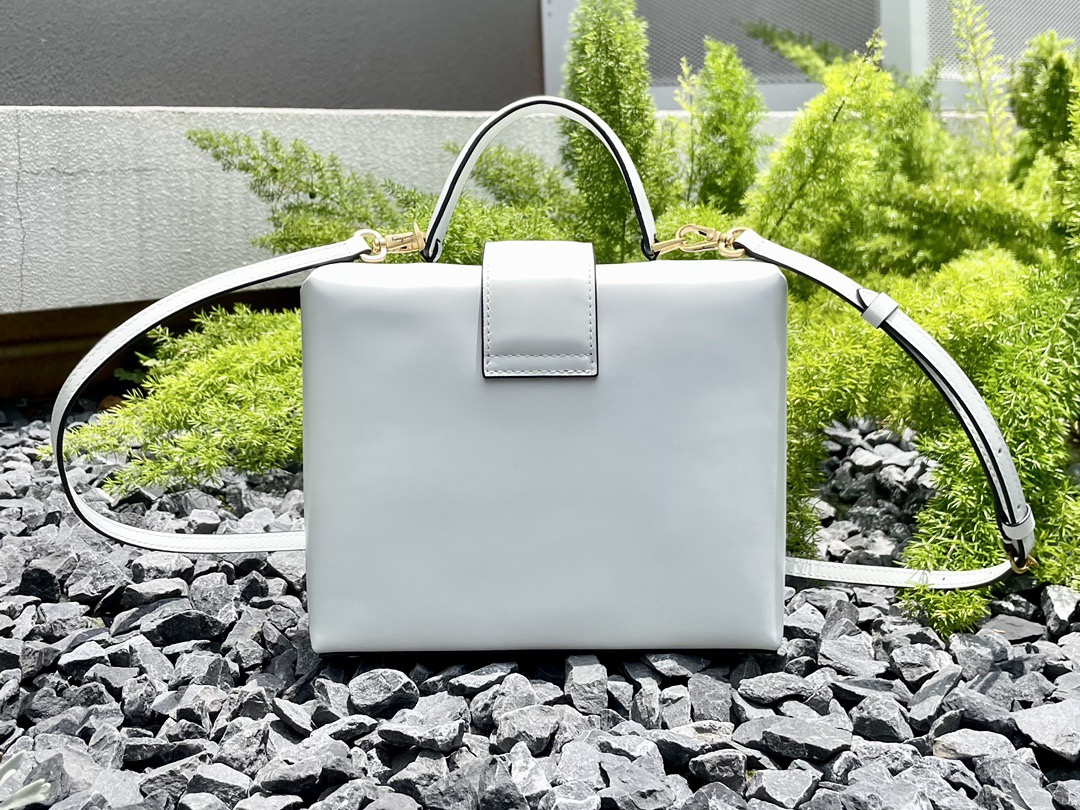 SALVATORE FERRAGAMO 살바토레 페라가모 FW2023 트리폴리오 가방 9