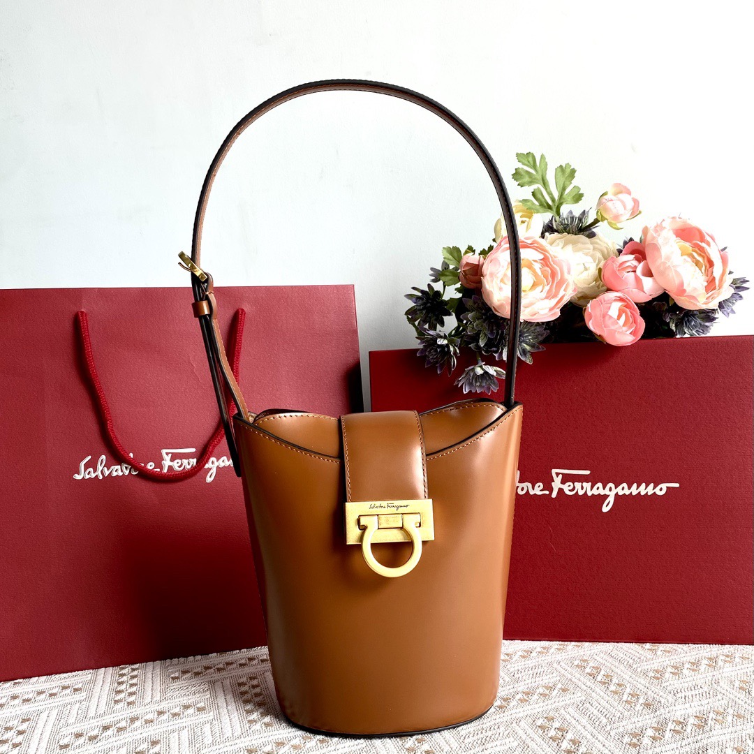 FERRAGAMO 살바토레 페라가모 SS2023 Gancini 버킷백 9