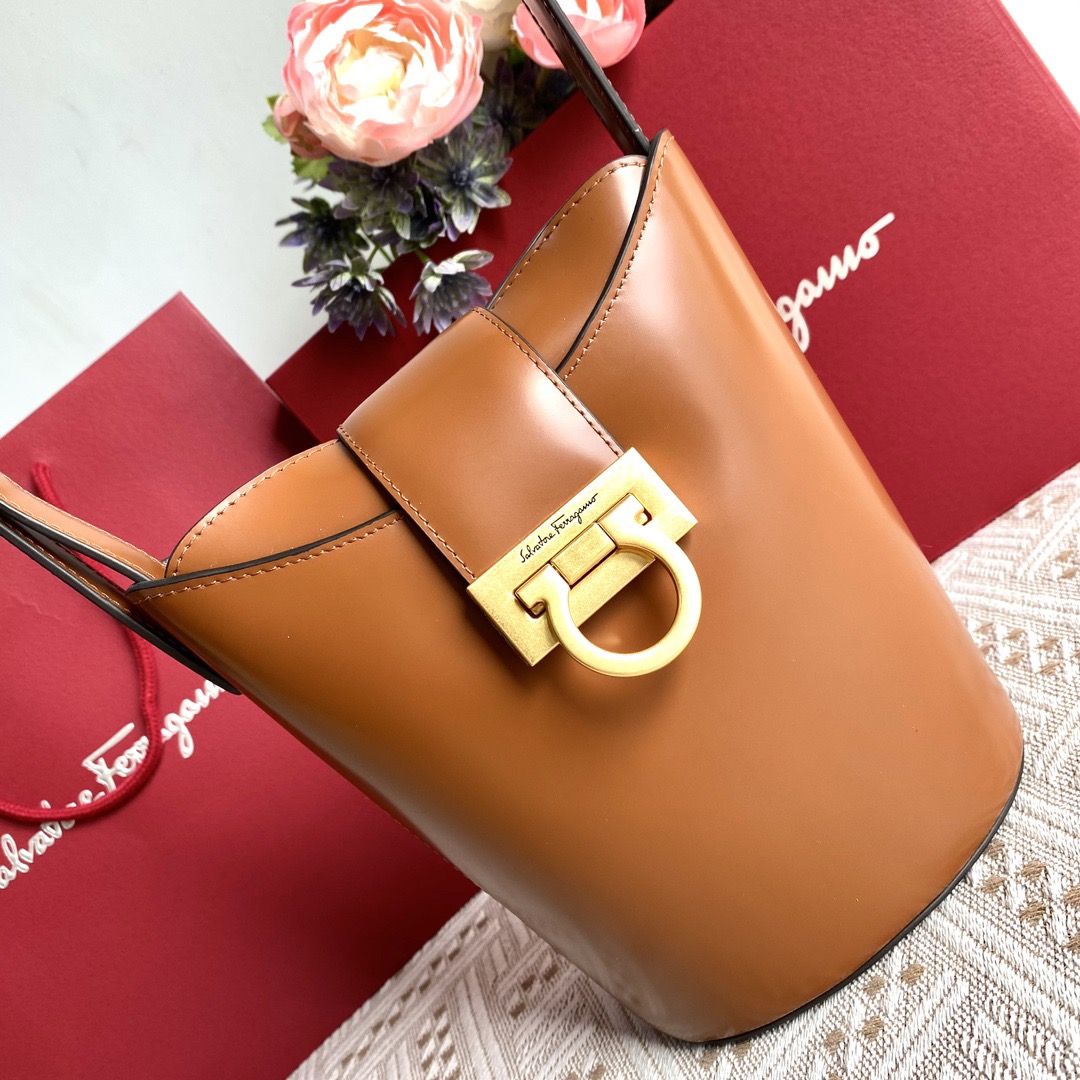 FERRAGAMO 살바토레 페라가모 SS2023 Gancini 버킷백 10