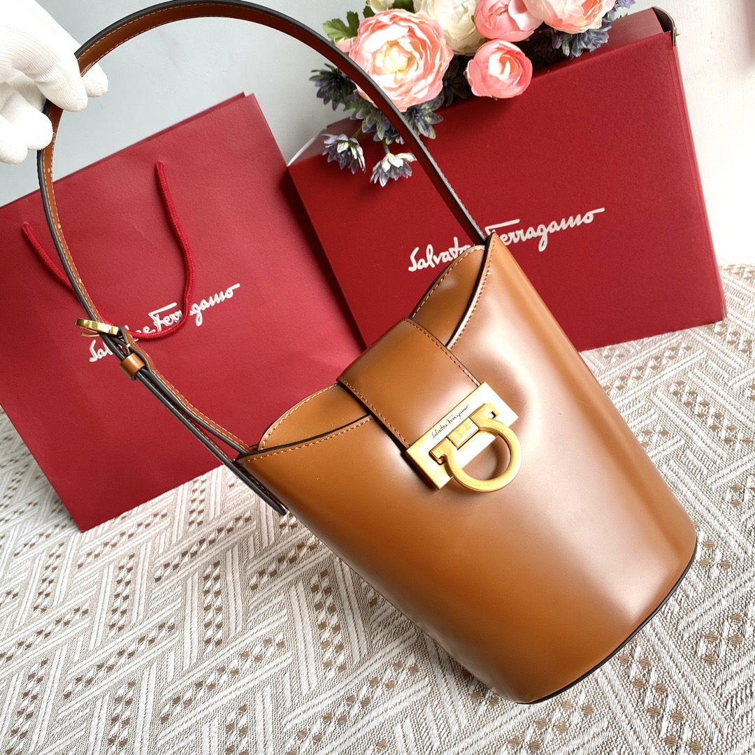FERRAGAMO 살바토레 페라가모 SS2023 Gancini 버킷백 12
