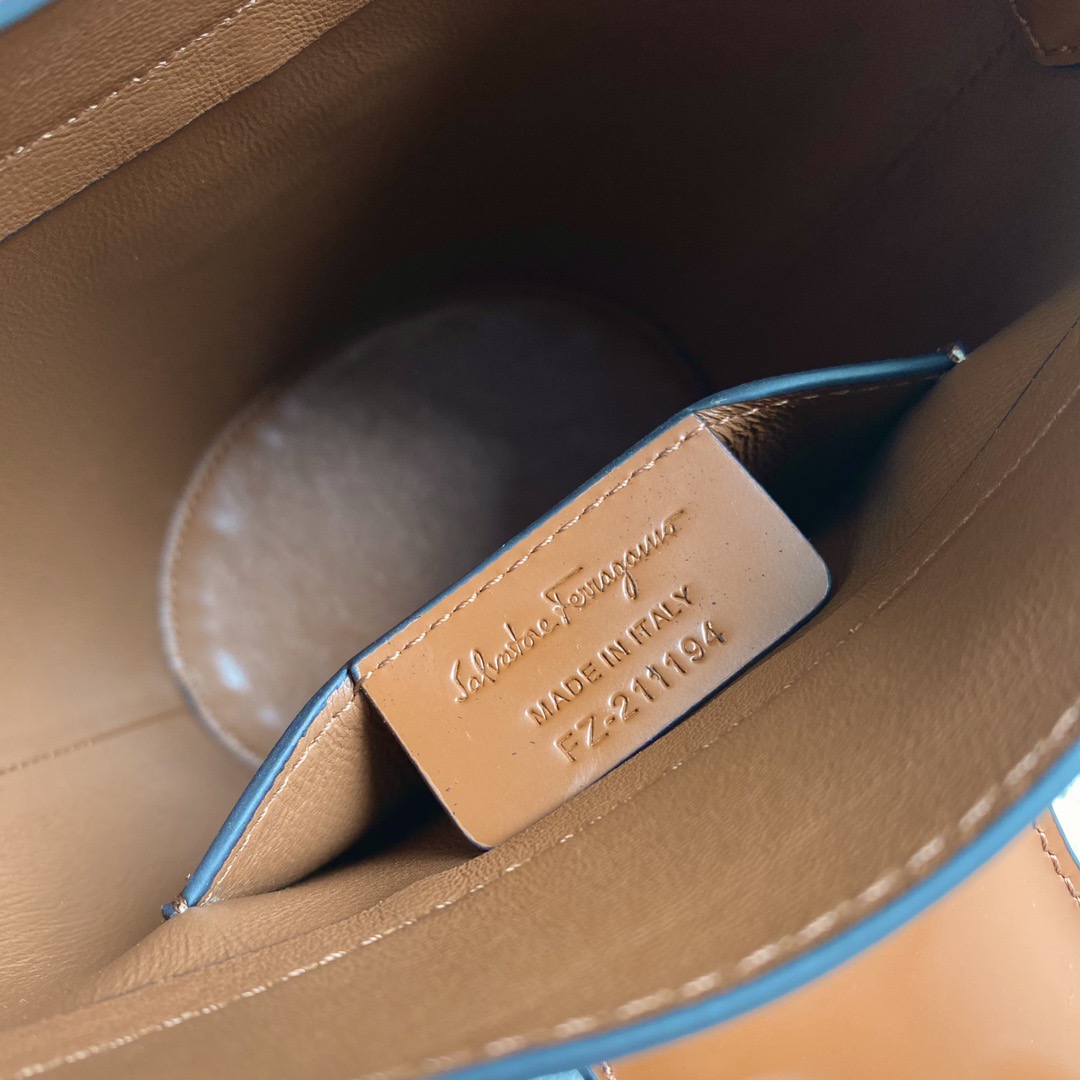 FERRAGAMO 살바토레 페라가모 SS2023 Gancini 버킷백 14