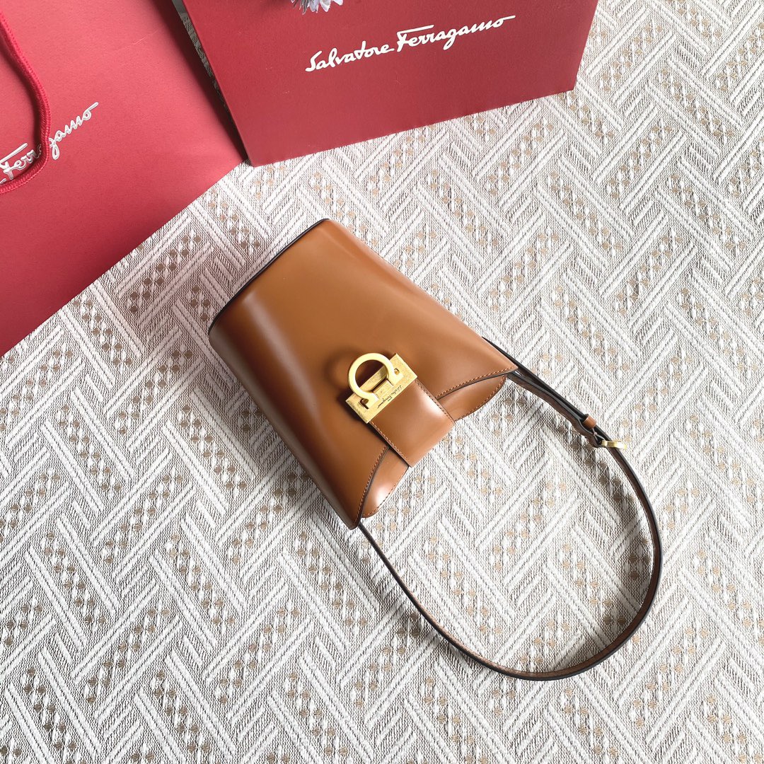 FERRAGAMO 살바토레 페라가모 SS2023 Gancini 버킷백 16