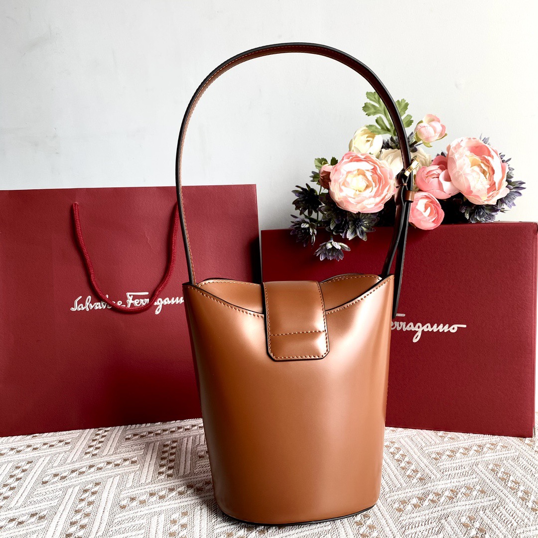 FERRAGAMO 살바토레 페라가모 SS2023 Gancini 버킷백 17