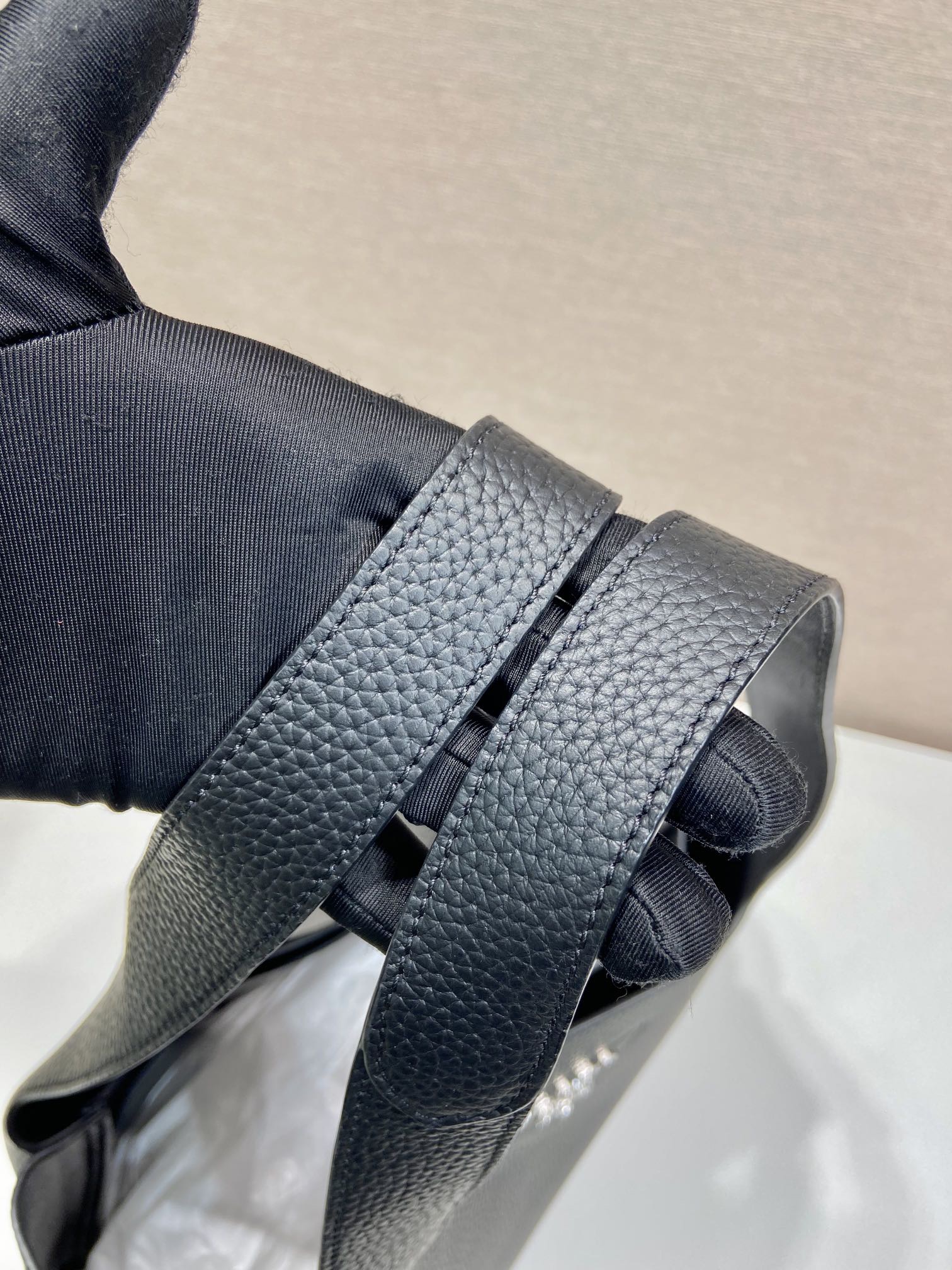 PRADA 프라다 FW2023 대형 송아지 가죽 토트백 9