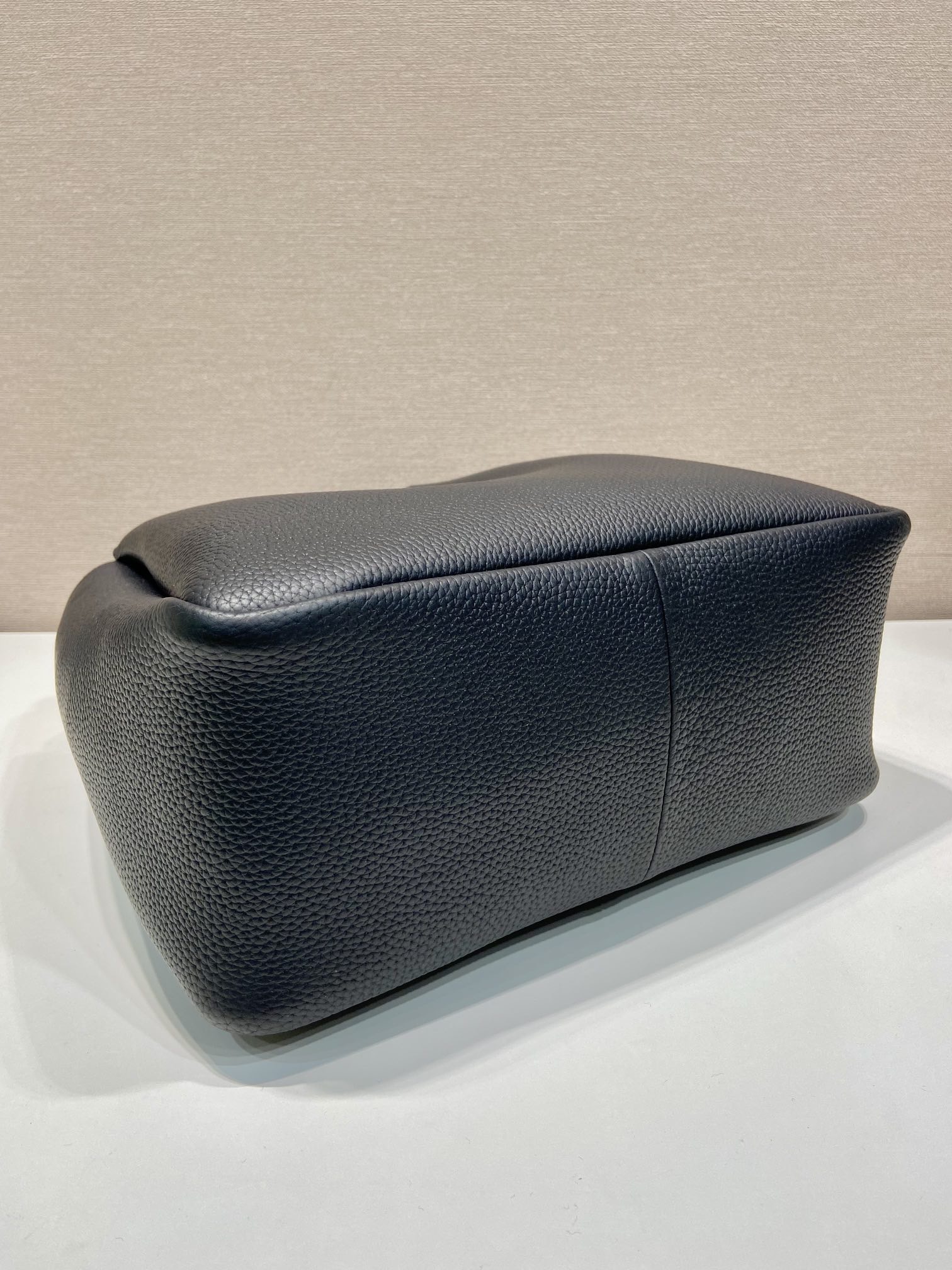 PRADA 프라다 FW2023 대형 송아지 가죽 토트백 10