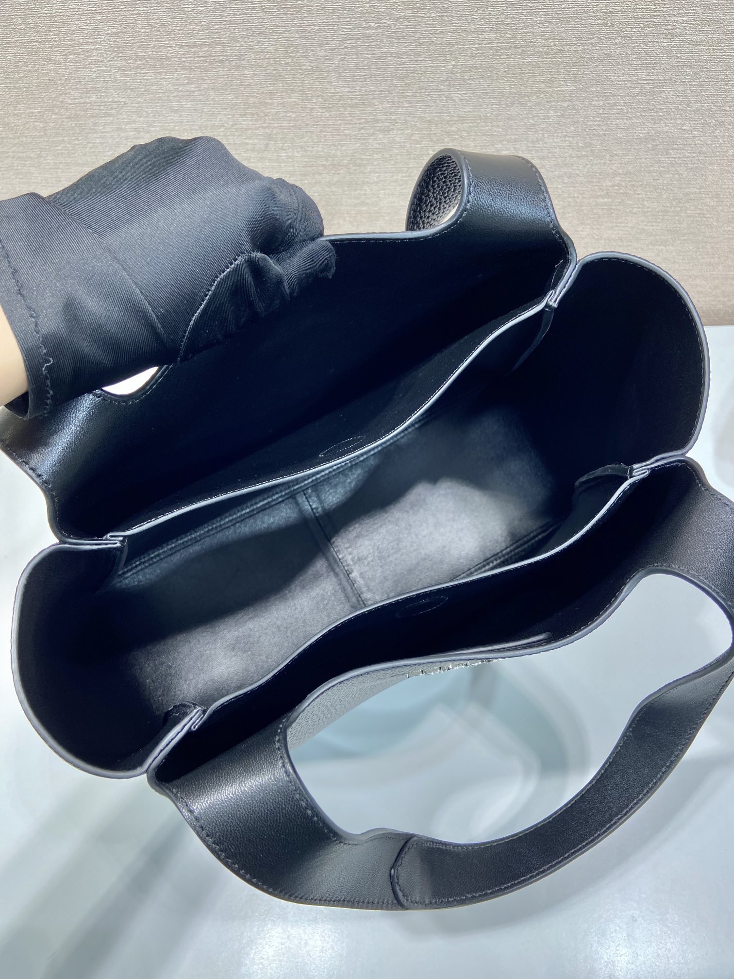 PRADA 프라다 FW2023 대형 송아지 가죽 토트백 11