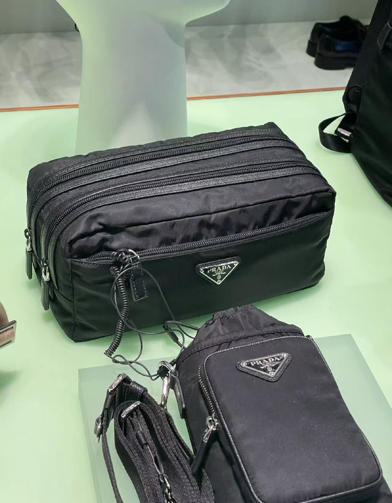 PRADA 프라다 FW2023 Re-Nylon 더블 지퍼 파우치 3