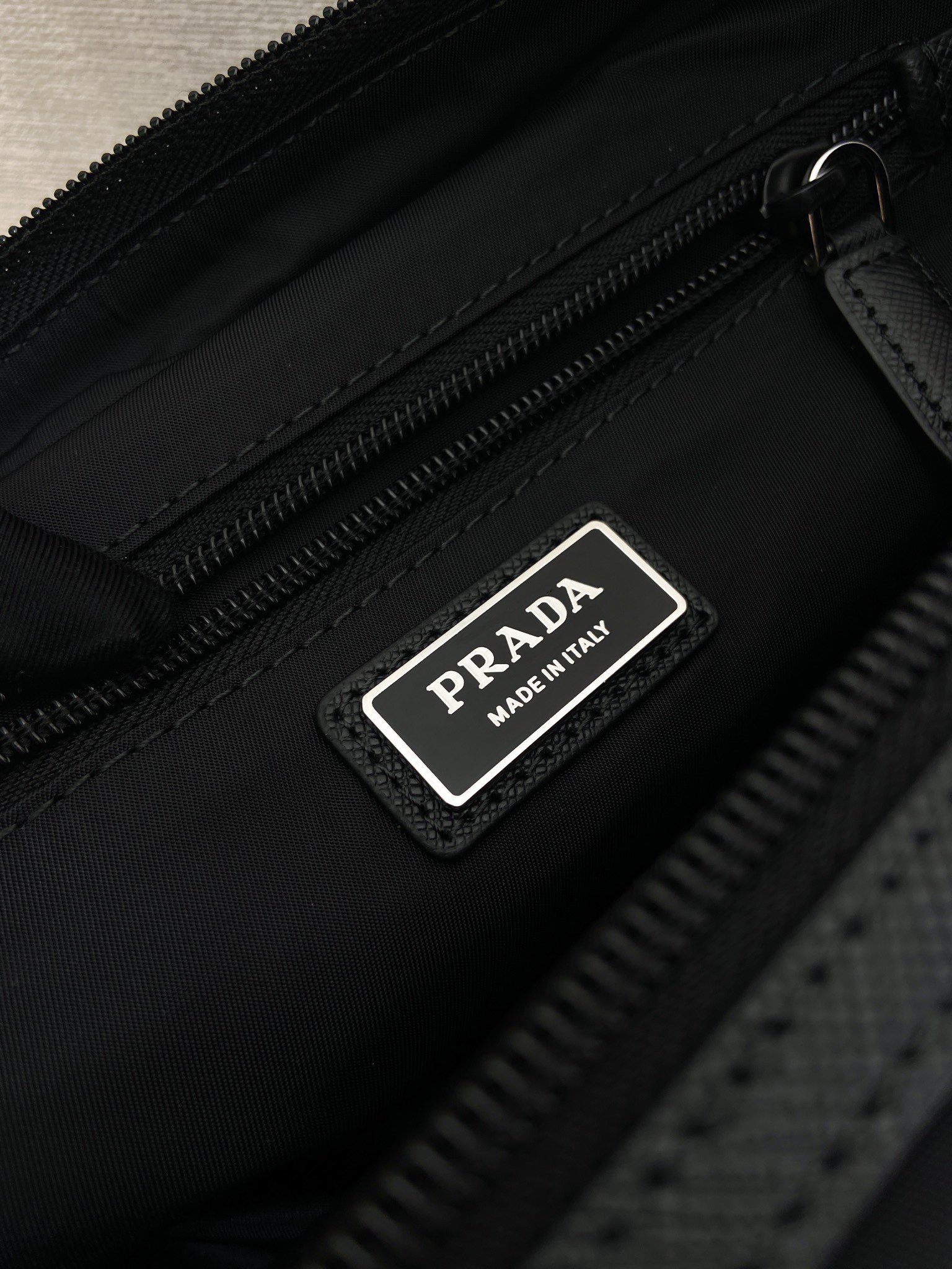 PRADA 프라다 FW2023 Re-Nylon 더블 지퍼 파우치 12