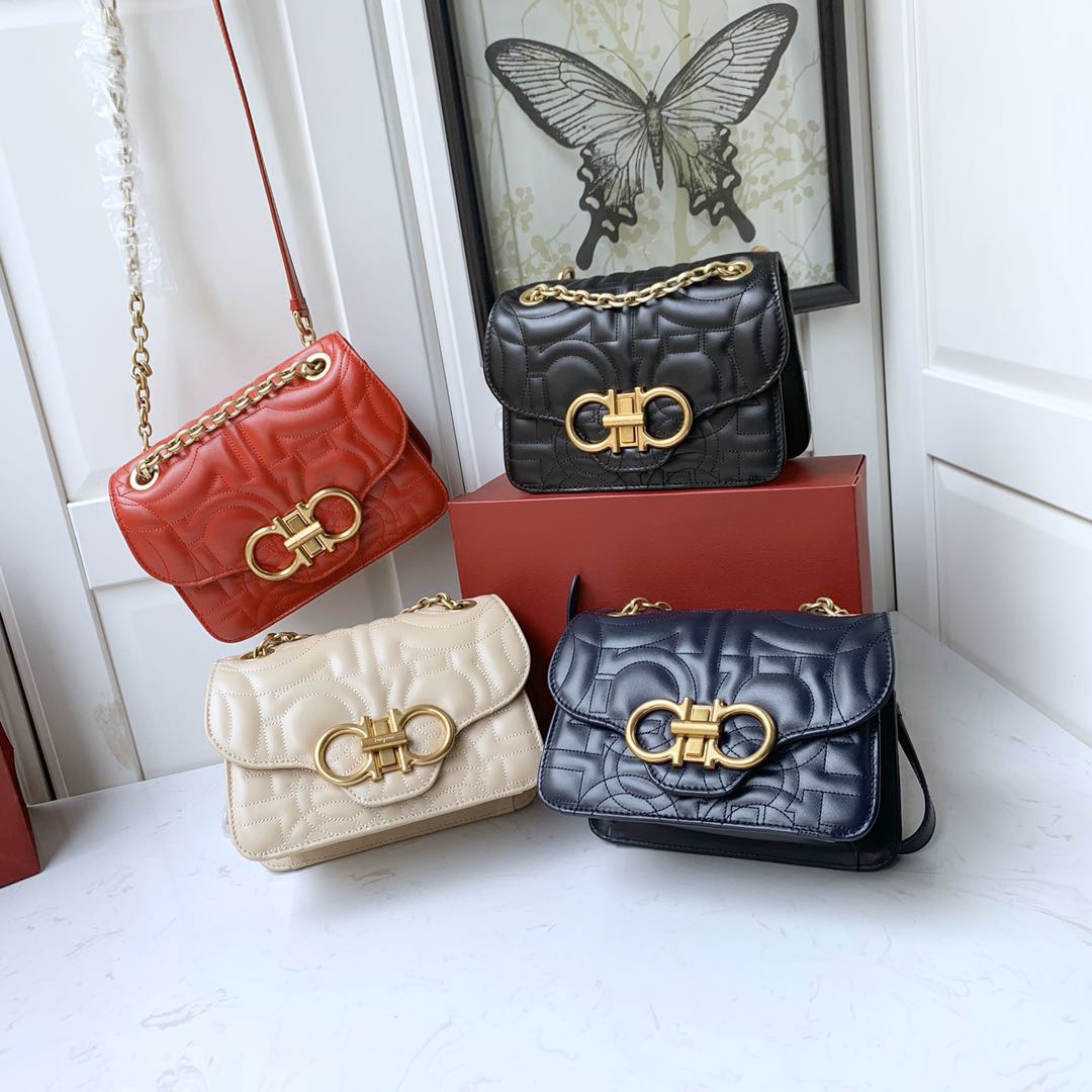 SALVATORE FERRAGAMO 살바토레 페라가모 FW2024 Gancini 퀼팅 가죽 숄더백 1