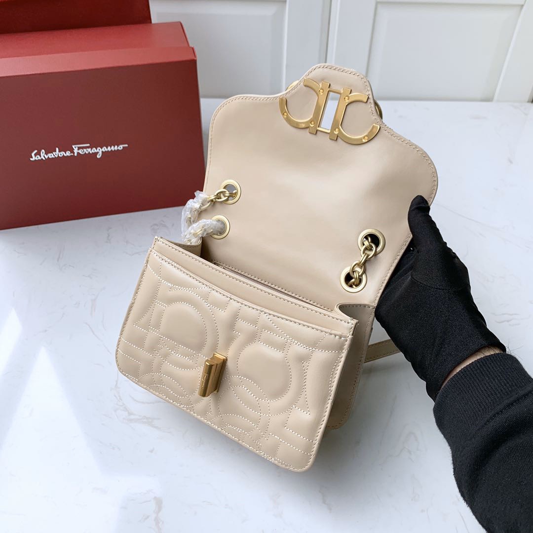 SALVATORE FERRAGAMO 살바토레 페라가모 FW2024 Gancini 퀼팅 가죽 숄더백 7