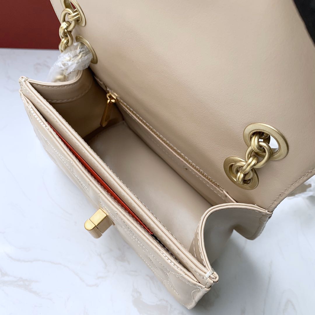 SALVATORE FERRAGAMO 살바토레 페라가모 FW2024 Gancini 퀼팅 가죽 숄더백 8