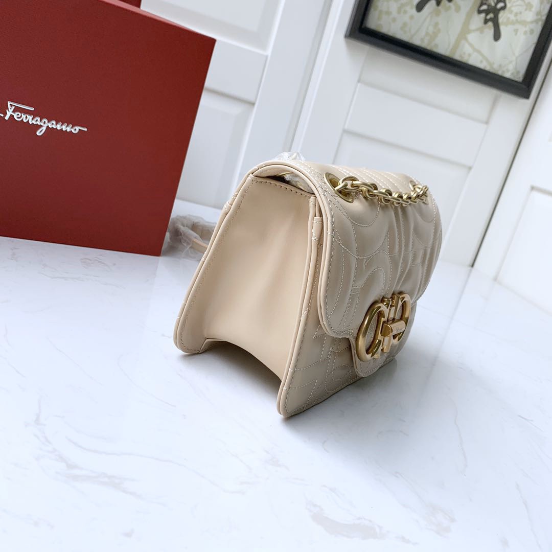SALVATORE FERRAGAMO 살바토레 페라가모 FW2024 Gancini 퀼팅 가죽 숄더백 9