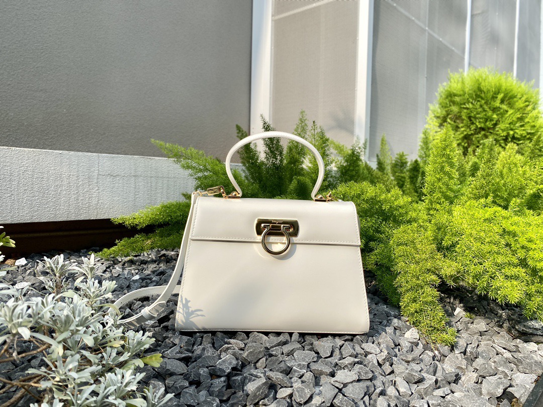 FERRAGAMO 페라가모 뮤지엄 컬렉션 복고 마구백 라지 DY-212181 1