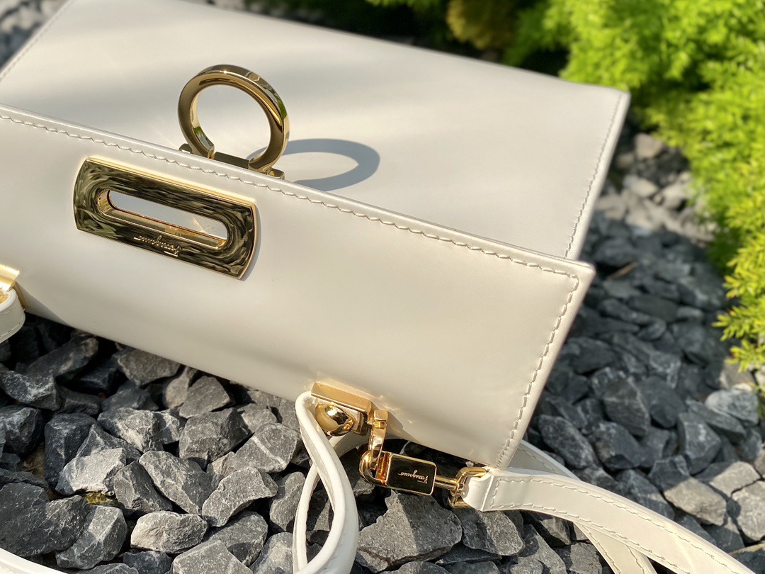 FERRAGAMO 페라가모 뮤지엄 컬렉션 복고 마구백 라지 DY-212181 4