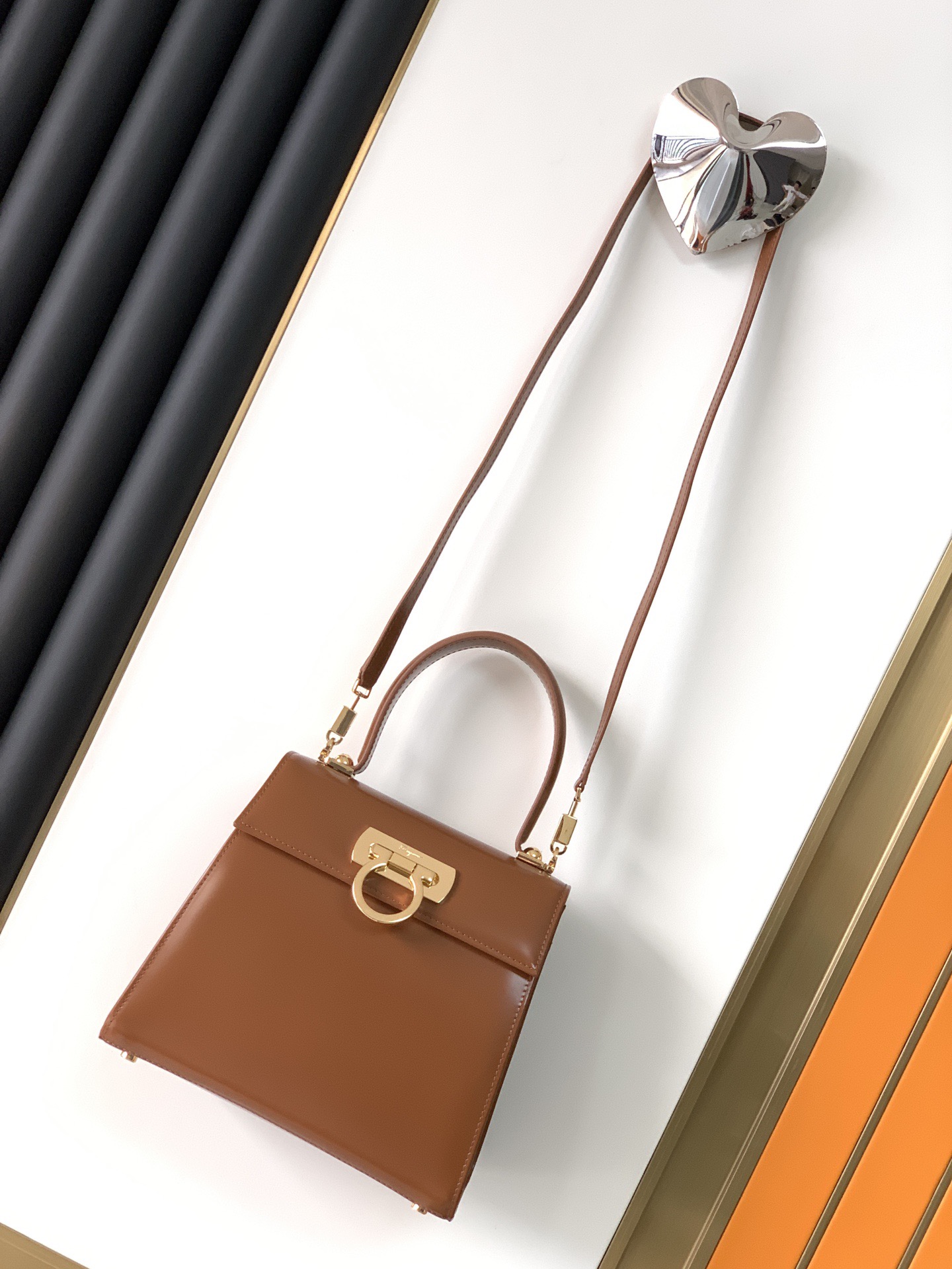 FERRAGAMO 페라가모 뮤지엄 컬렉션 복고 마구백 미디엄 DY-212268 1