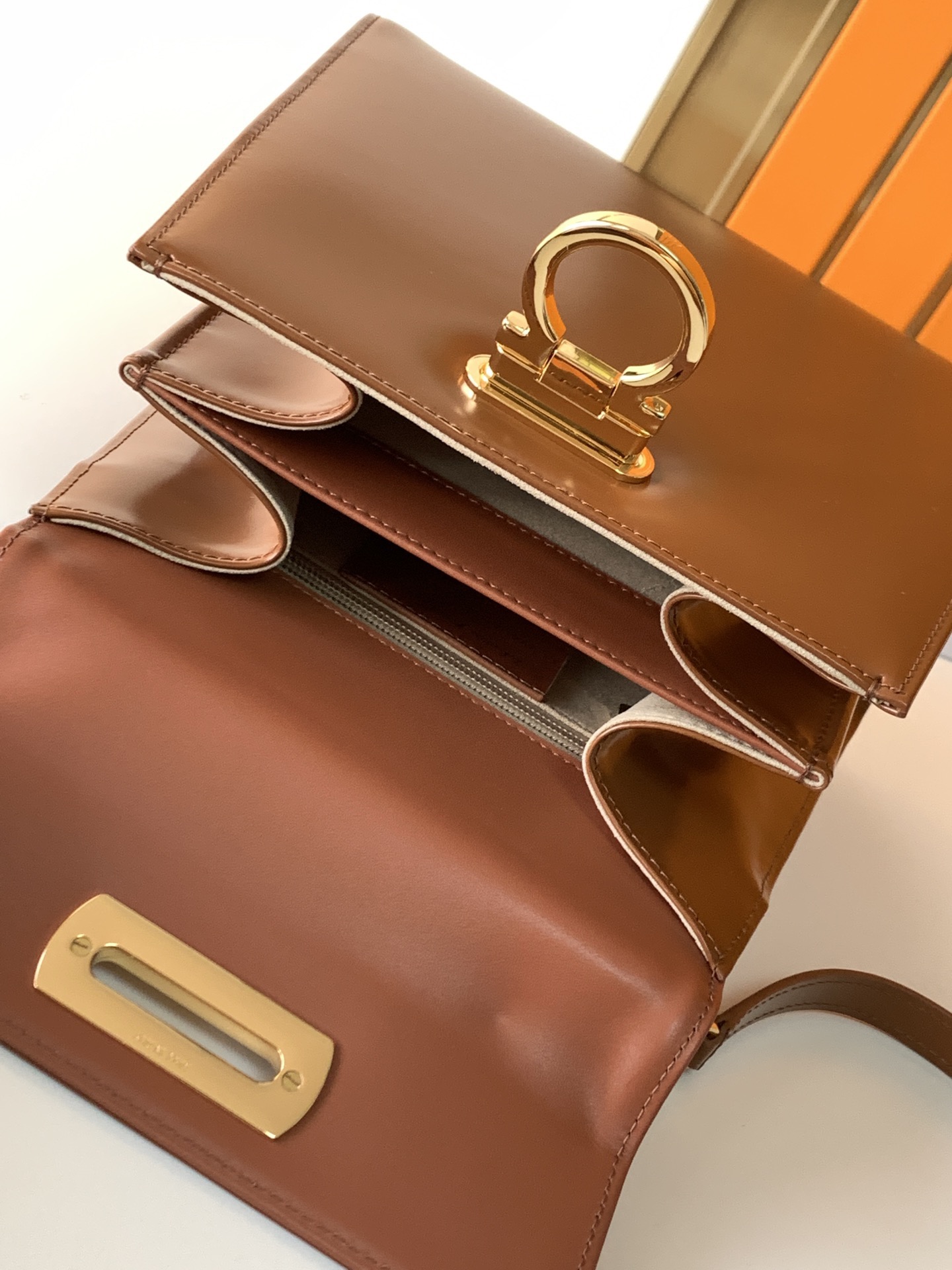 FERRAGAMO 페라가모 뮤지엄 컬렉션 복고 마구백 미디엄 DY-212268 4