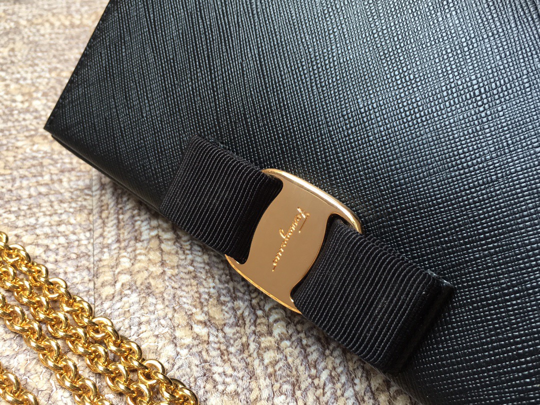 Ferragamo 살바토레 페라가모 FW2023 클래식 블랙 체인 백 6