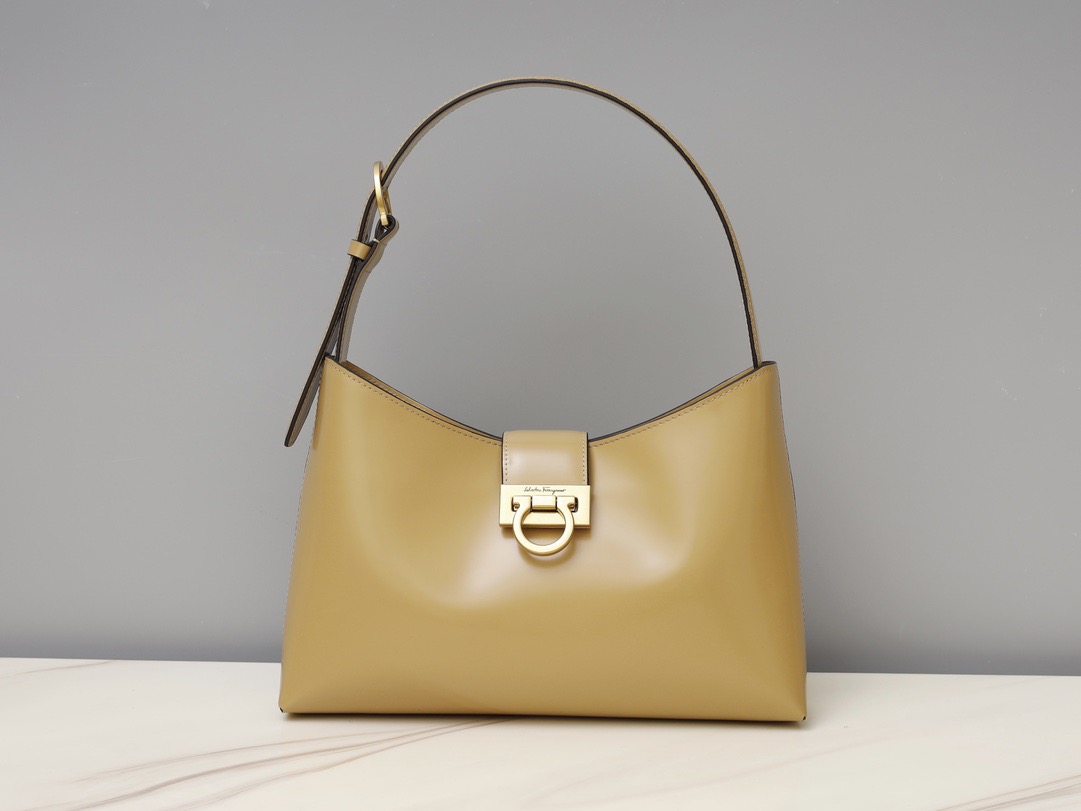 Ferragamo 살바토레 페라가모 FW2023 Trifolio Gancini 숄더백 1