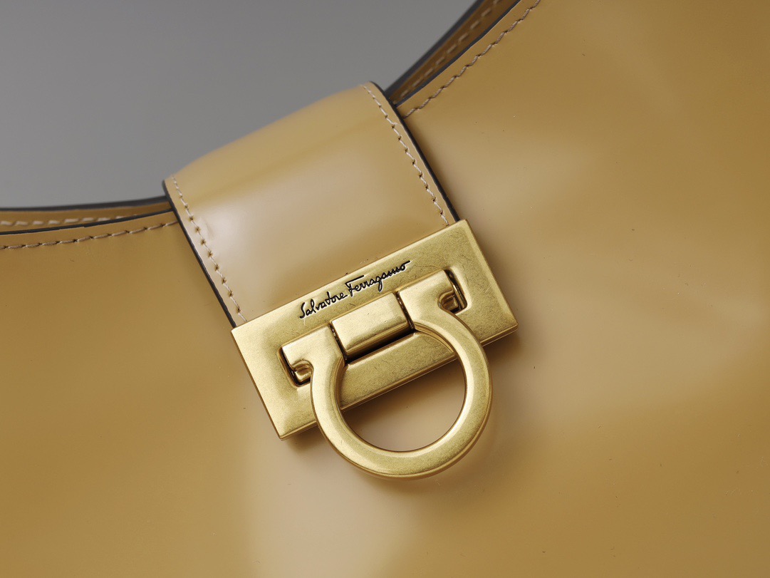 Ferragamo 살바토레 페라가모 FW2023 Trifolio Gancini 숄더백 2