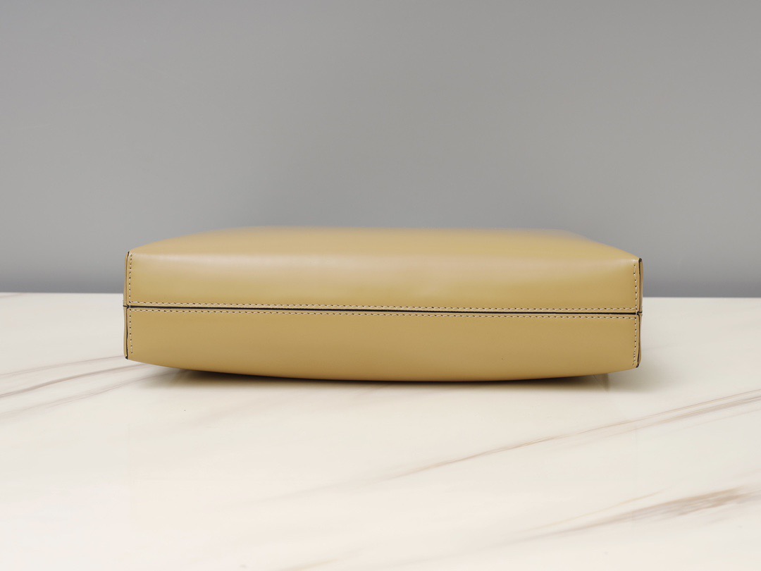 Ferragamo 살바토레 페라가모 FW2023 Trifolio Gancini 숄더백 5