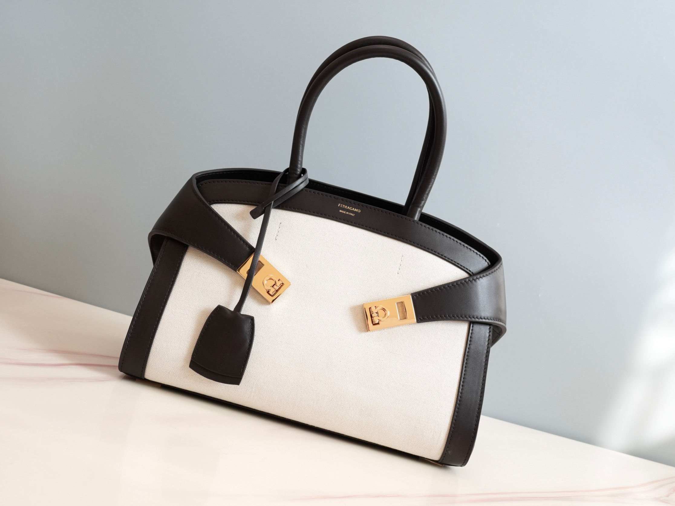 FERRAGAMO 페레가모 FW2023 HUG 나파 가죽 토트백 1