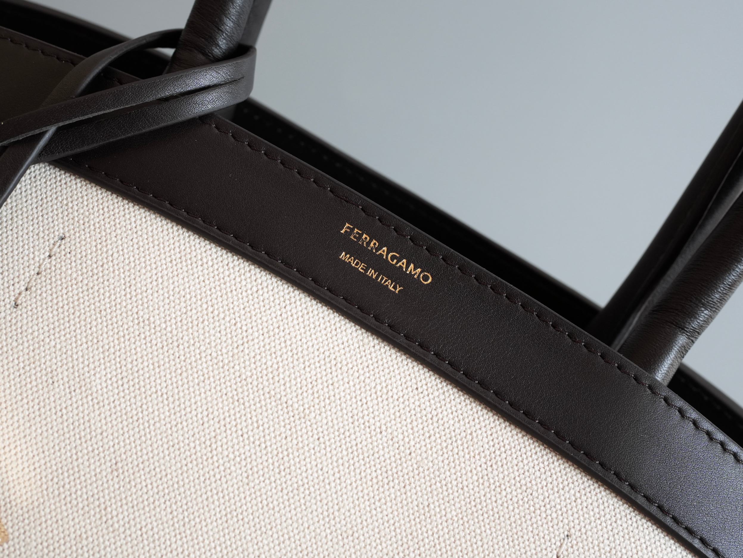 FERRAGAMO 페레가모 FW2023 HUG 나파 가죽 토트백 3