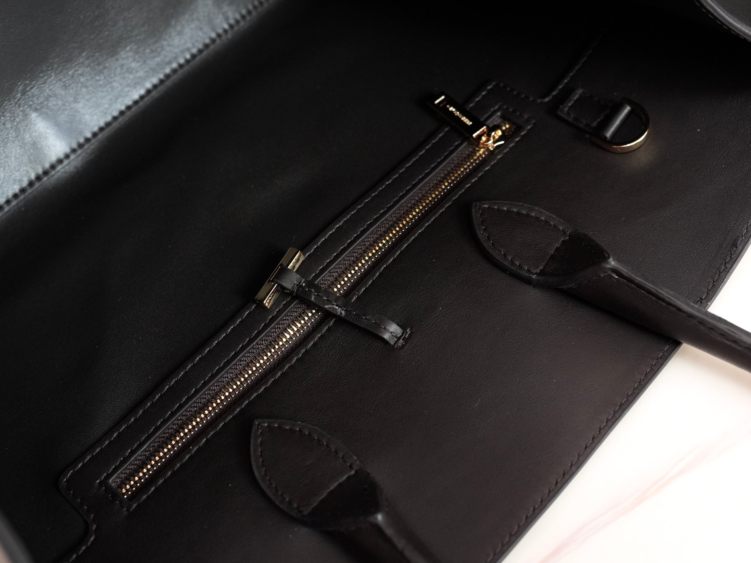 FERRAGAMO 페레가모 FW2023 HUG 나파 가죽 토트백 4