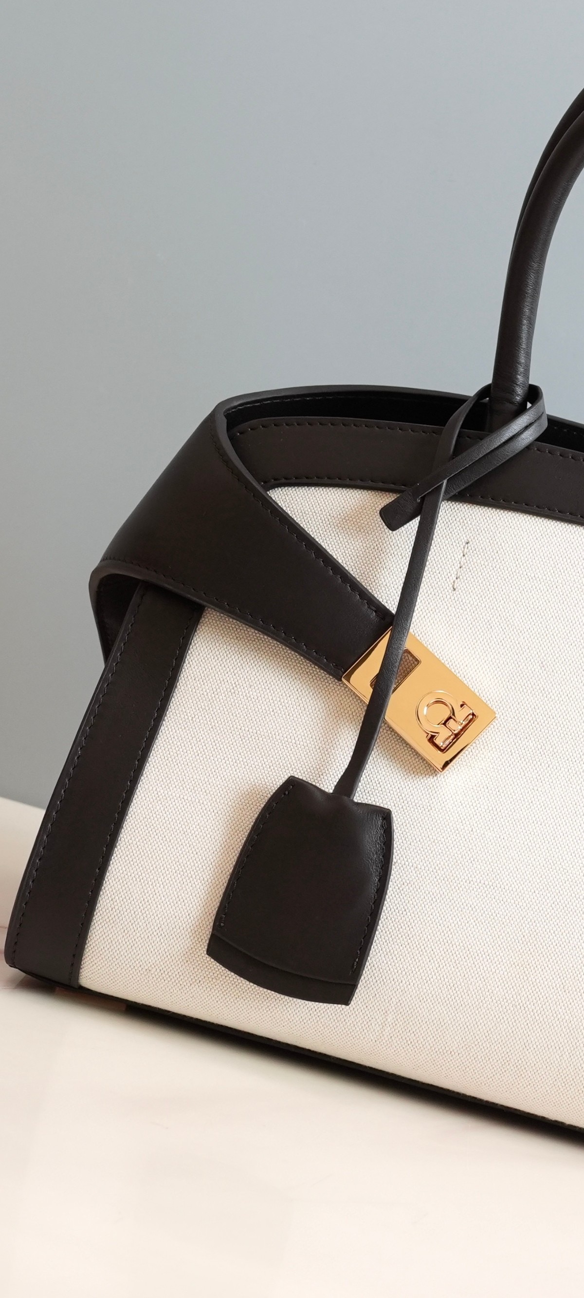 FERRAGAMO 페레가모 FW2023 HUG 나파 가죽 토트백 5