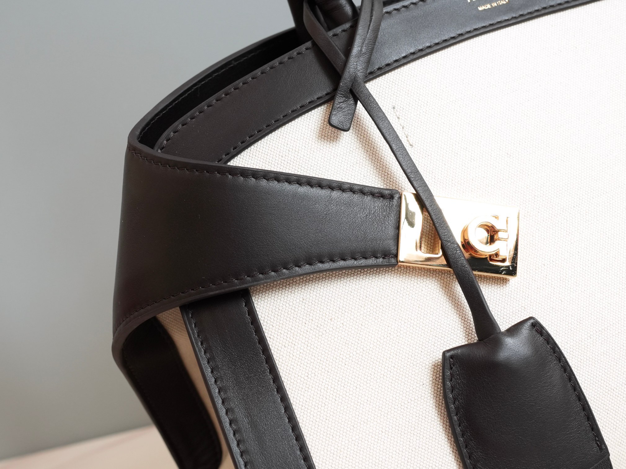 FERRAGAMO 페레가모 FW2023 HUG 나파 가죽 토트백 8