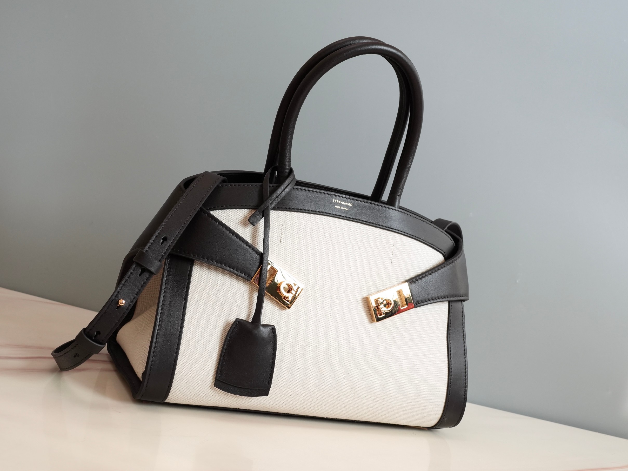 FERRAGAMO 페레가모 FW2023 HUG 나파 가죽 토트백 9