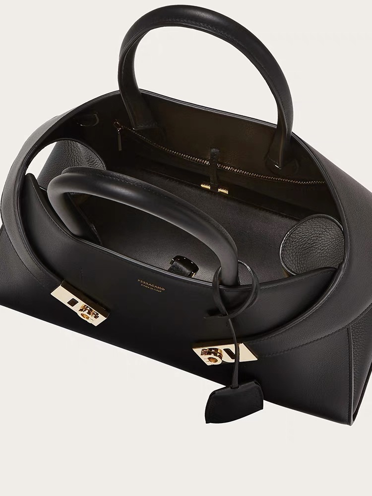 FERRAGAMO 페레가모 FW2023 HUG 나파 가죽 토트백 4