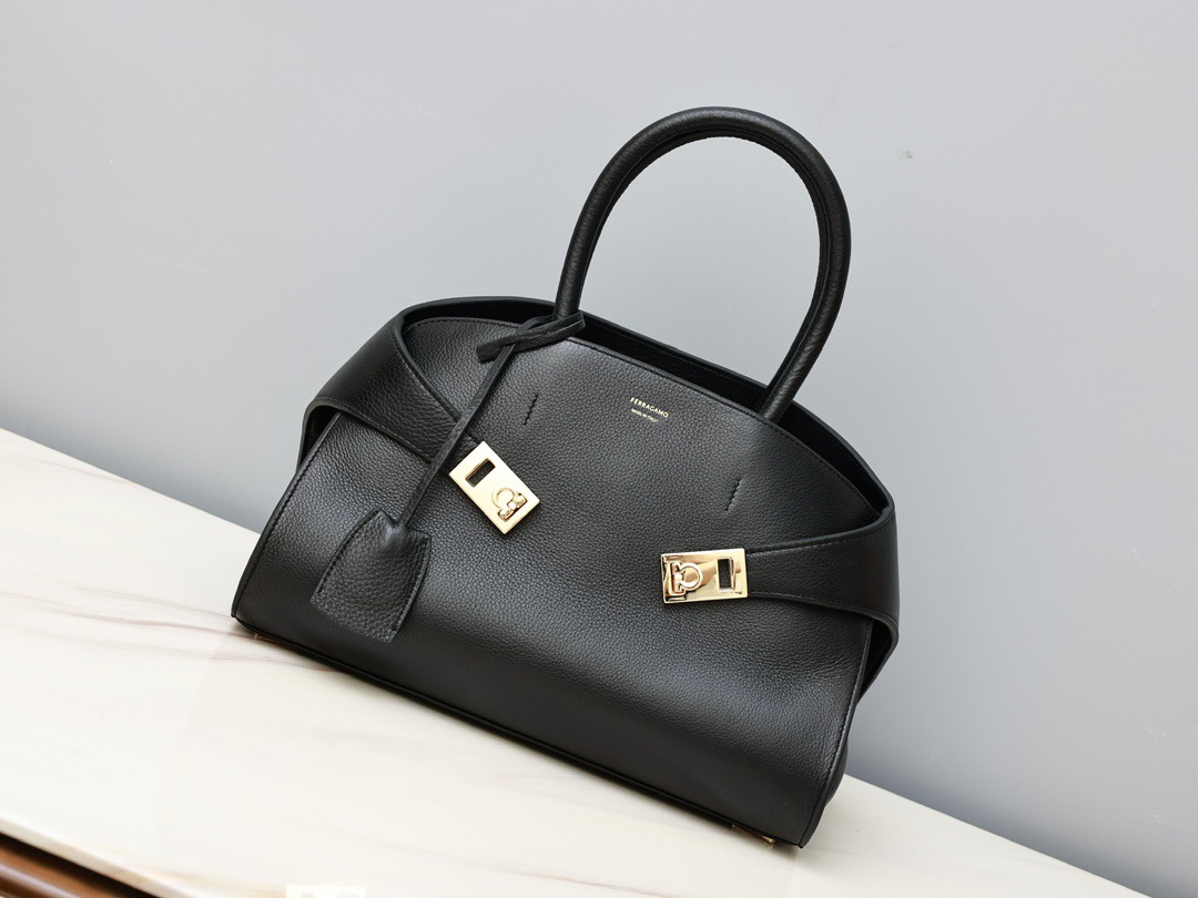FERRAGAMO 페레가모 FW2023 HUG 나파 가죽 토트백 10