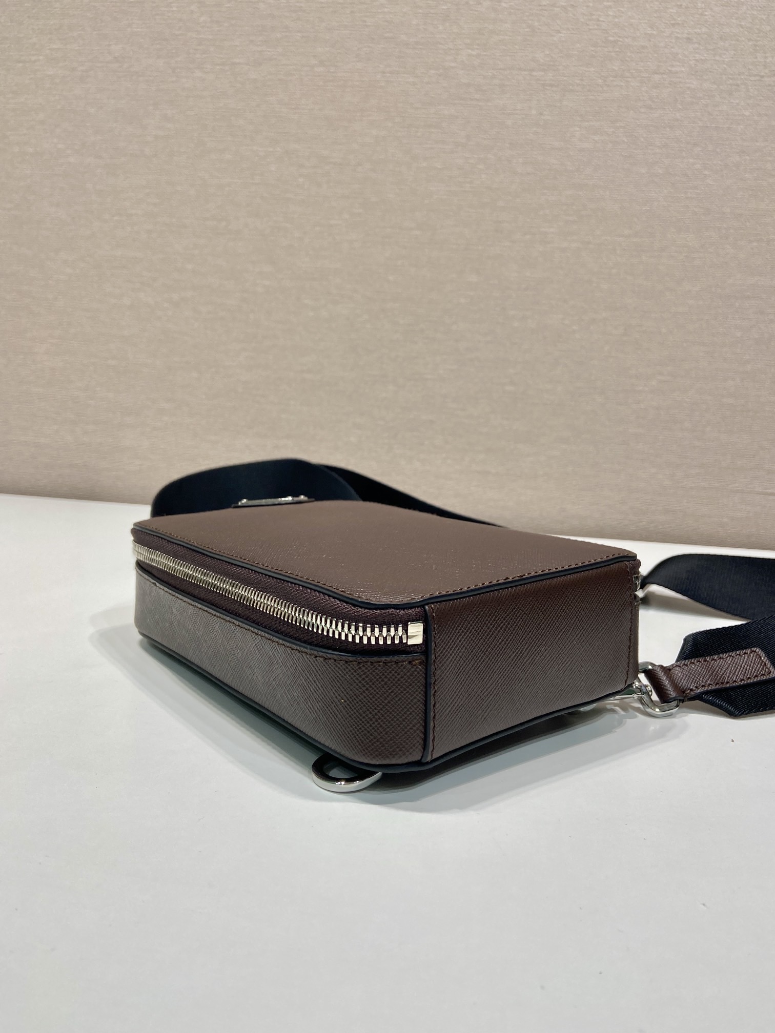 PRADA 프라다 FW2023 사피아노 가죽 크로스백 9