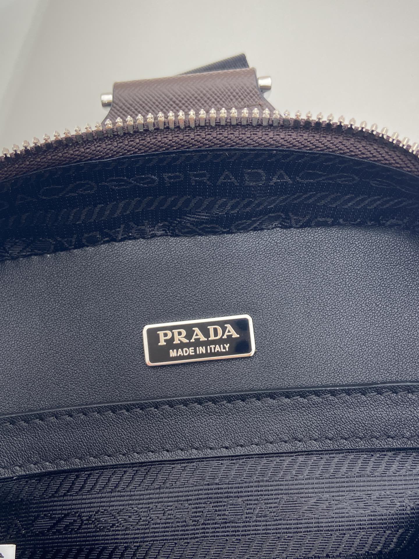 PRADA 프라다 FW2023 사피아노 가죽 크로스백 12