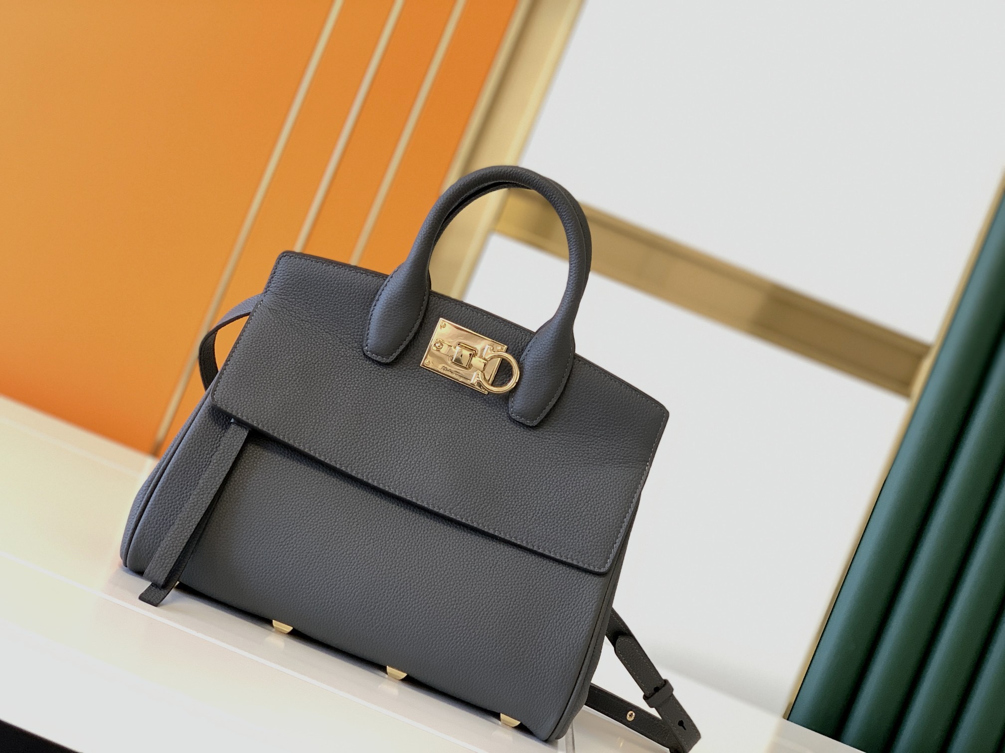 Ferragamo 살바토레 페라가모 FW2023 Gancini 잠금장치 토트백 7