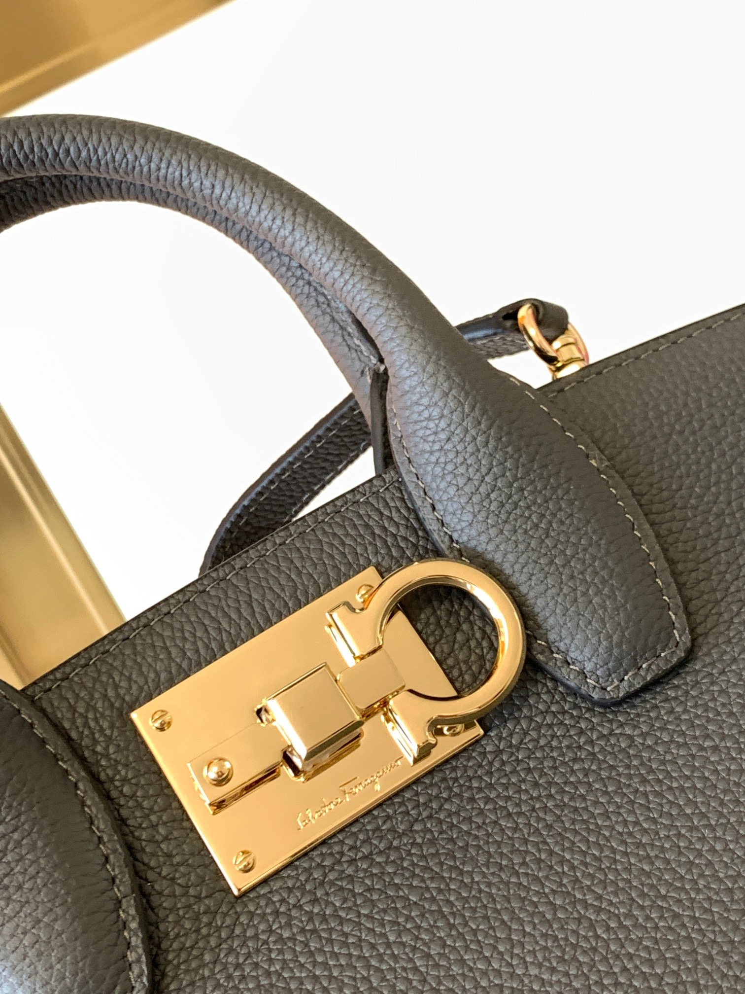 Ferragamo 살바토레 페라가모 FW2023 Gancini 잠금장치 토트백 8